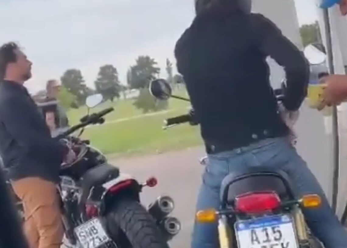 Lacalle Pou cargó combustible en su moto, quedó grabado en video y se  viralizó | San José Ahora